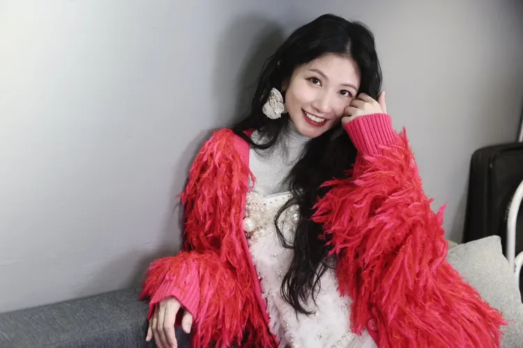 李千娜身穿喜慶的紅外套迎接新年到來。彭欣偉攝