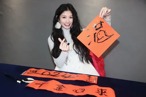 李千娜挺孕肚寫春聯迎龍寶 甜曝人生最大障礙