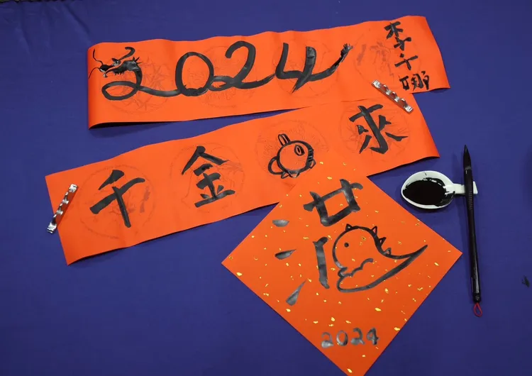 李千娜寫下滿意的作品。彭欣偉攝