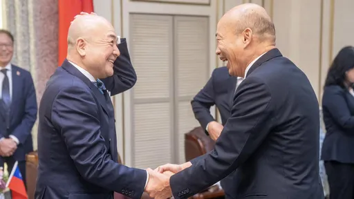 韓國瑜接見日本駐台代表 幽默「摸光頭互動」