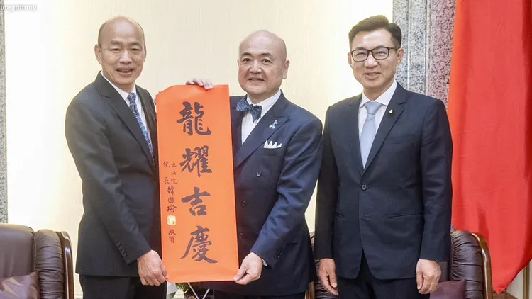 立法院長韓國瑜（左）接見日本台灣交流協會台北事務所代表片山和之（中），並致贈「龍耀吉慶」春聯。右為立法院副院長江啟臣。翻攝自江啟臣臉書