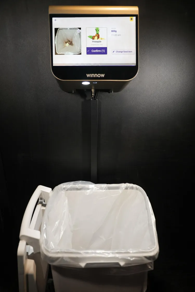 晶華Winnow系統配置有一個智慧分析平板及電子磅秤，數據化紀錄和分析廚餘量。業者提供