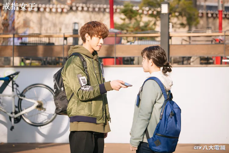 安孝燮（左）劇中被金瑟琪戴上神祕戒指後，從此迷戀她。八大電視提供