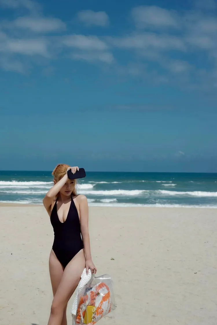 29歲女星徐瑋吟（鮪魚）穿著黑色性感深V連身高衩泳裝，展現火辣身材。翻攝《徐瑋吟 鮪魚》粉絲頁