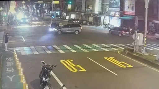 桃園女駕車左轉搶快！　對向直行車煞不及攔腰撞上