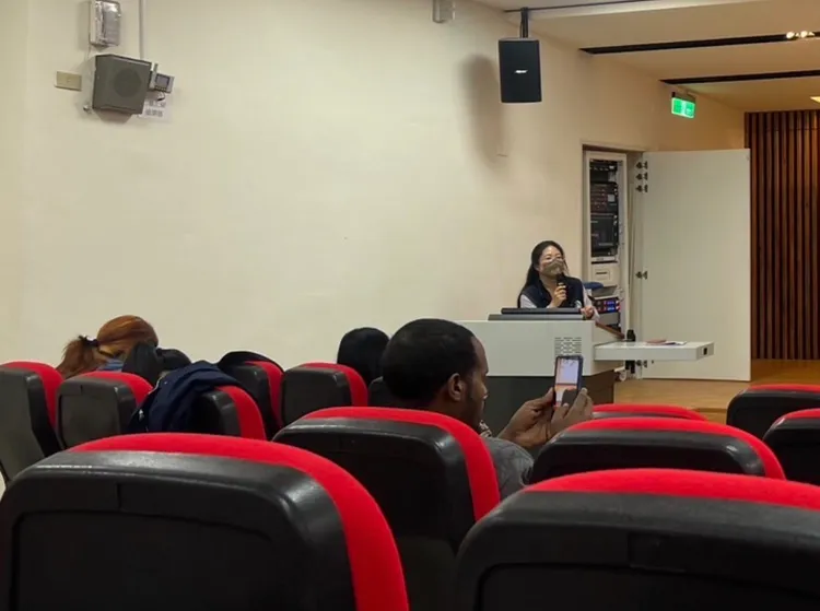 曾為英國留學生的移民官高琳喬，對於在座外國學生可能面臨跨越文化生活適應藩籬進行說明與解答。翻攝畫面