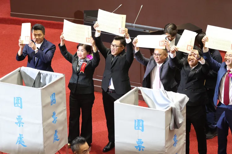 眾立委集體亮票。彭欣偉攝