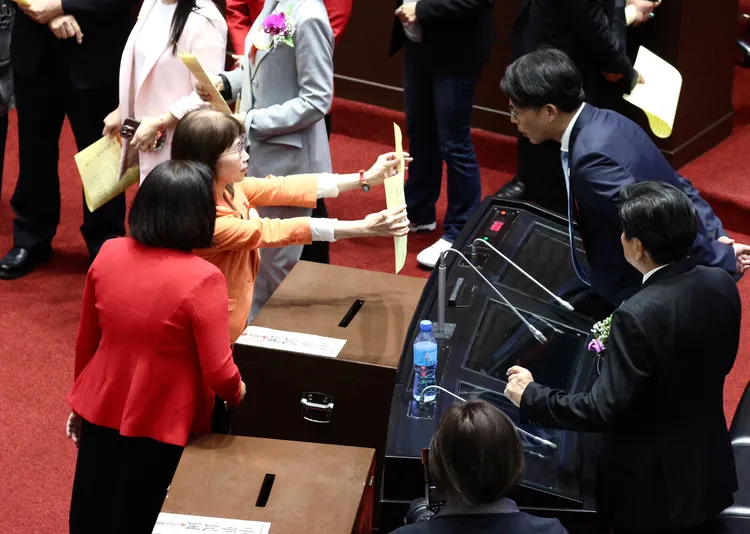 陳昭姿亮選票，給監票的黃國昌檢查。彭欣偉攝