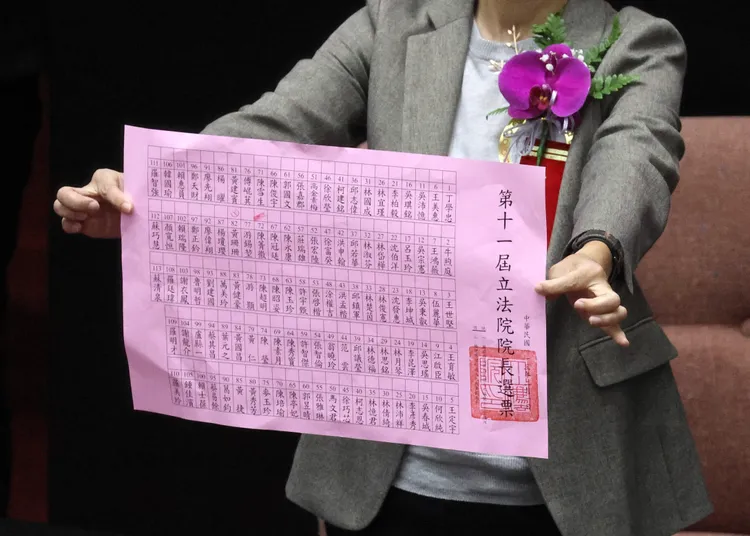陳昭姿因選票被印泥沾染成廢票。彭欣偉攝