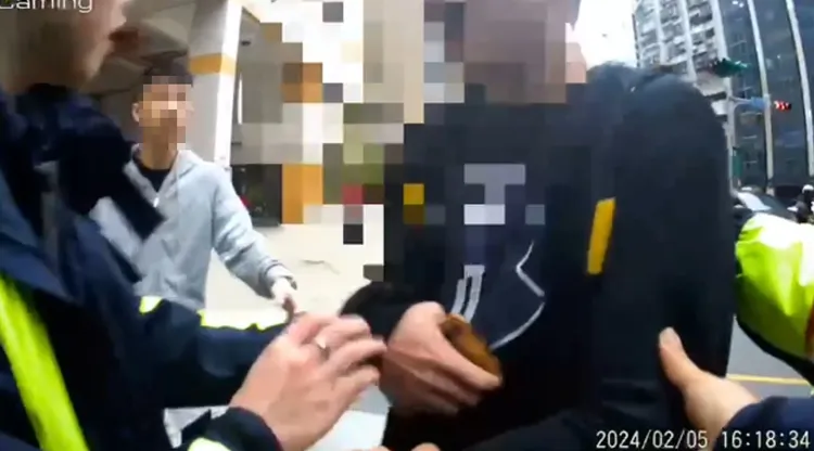 周男(左灰衣)當天扮演理智咖的角色，阻止黃嫌毆打陳怡，但其實也可能是共犯，昨遭警方拘提到案。警方提供