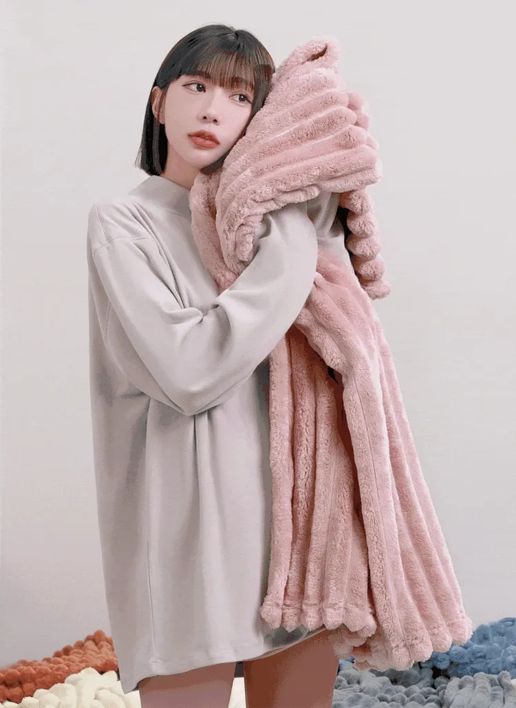 ONEBOY HOME柔暖長絨毛立體直條紋厚毛毯，柔軟親膚輕盈保暖，時刻享受被雲朵包圍的幸福感！