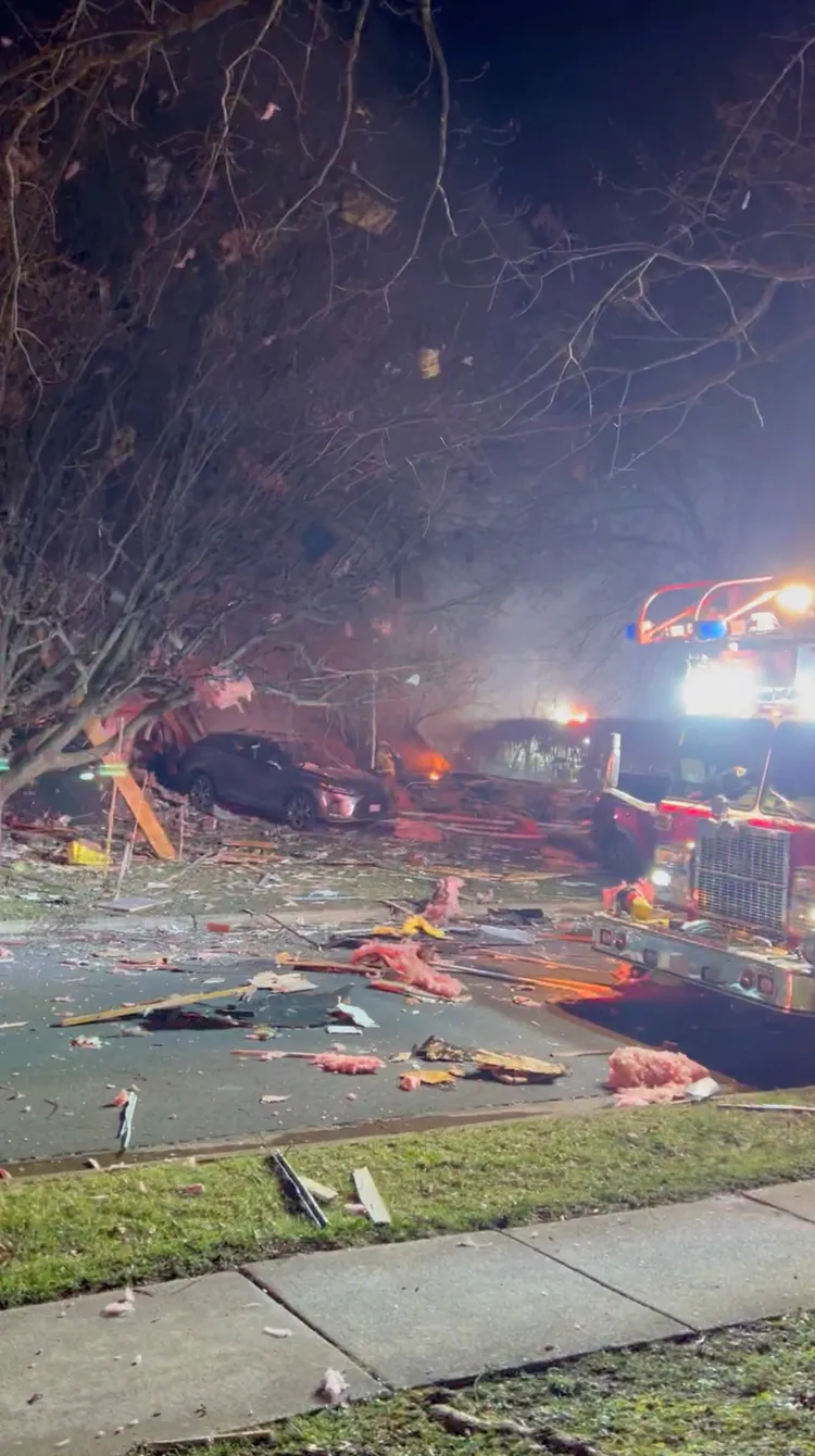 爆炸威力大，碎片散落滿地。路透社