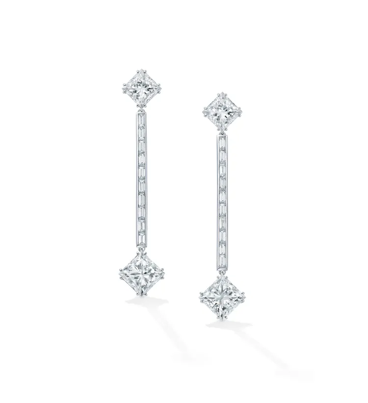 De Beers公主方形切割鑽石垂墜式耳環。品牌提供