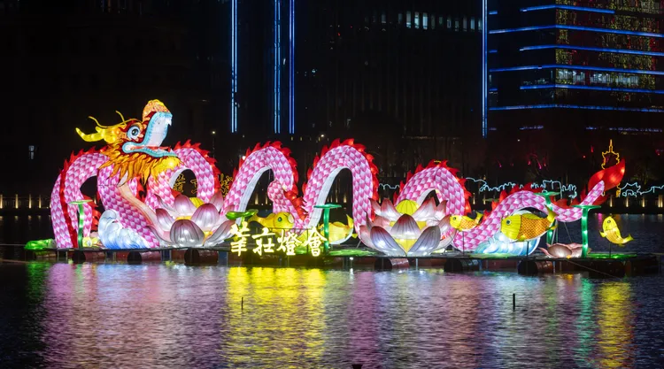 上海燈會的龍燈。新華社