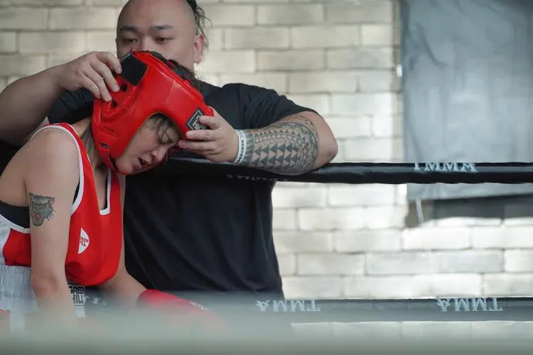 葉欣眉第2回合被對手打中肋骨舊傷，痛到表情扭曲。旺淂窩門娛樂提供