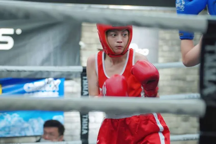 葉欣眉第1回採取猛烈攻擊。旺淂窩門娛樂提供