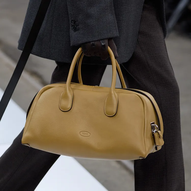 包款以皮革的自然色調為主要色系。品牌提供