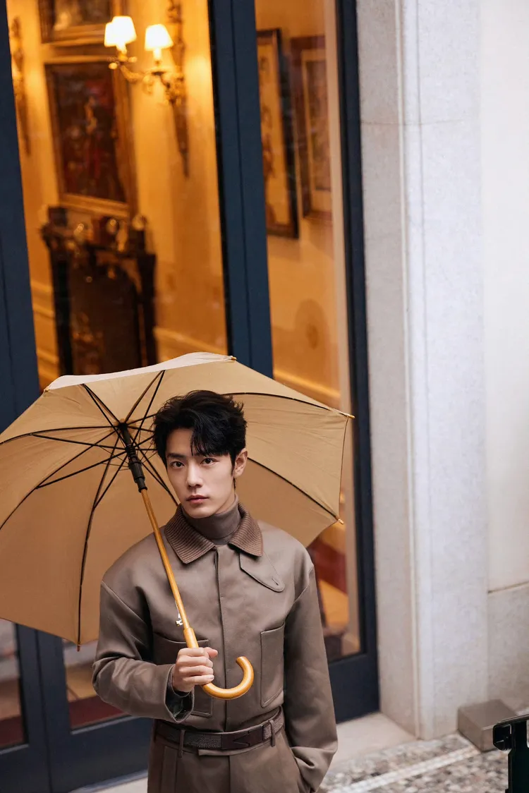 肖戰穿著咖啡色調的翻領套裝。翻攝肖戰工作室微博