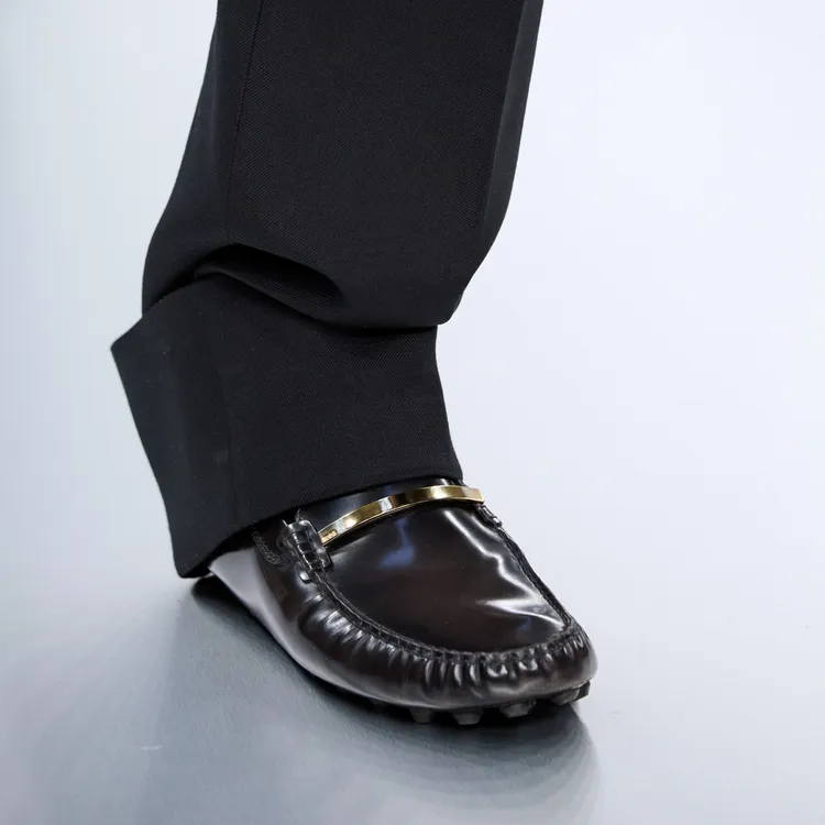 樂福鞋鞋款增添精細金屬帶。品牌提供