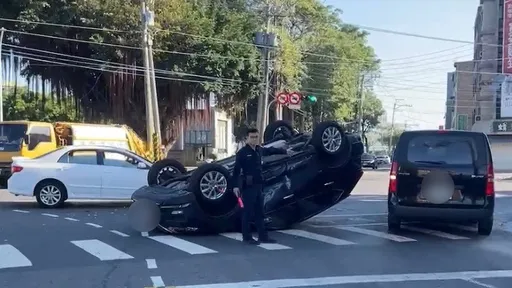 撞翻片|黑車搶快左轉!對向白車煞不住 四輪朝天釀2傷