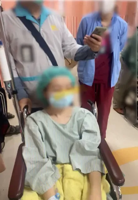 女子PO出她在台中榮總接受治療畫面。翻攝自論壇Dcard