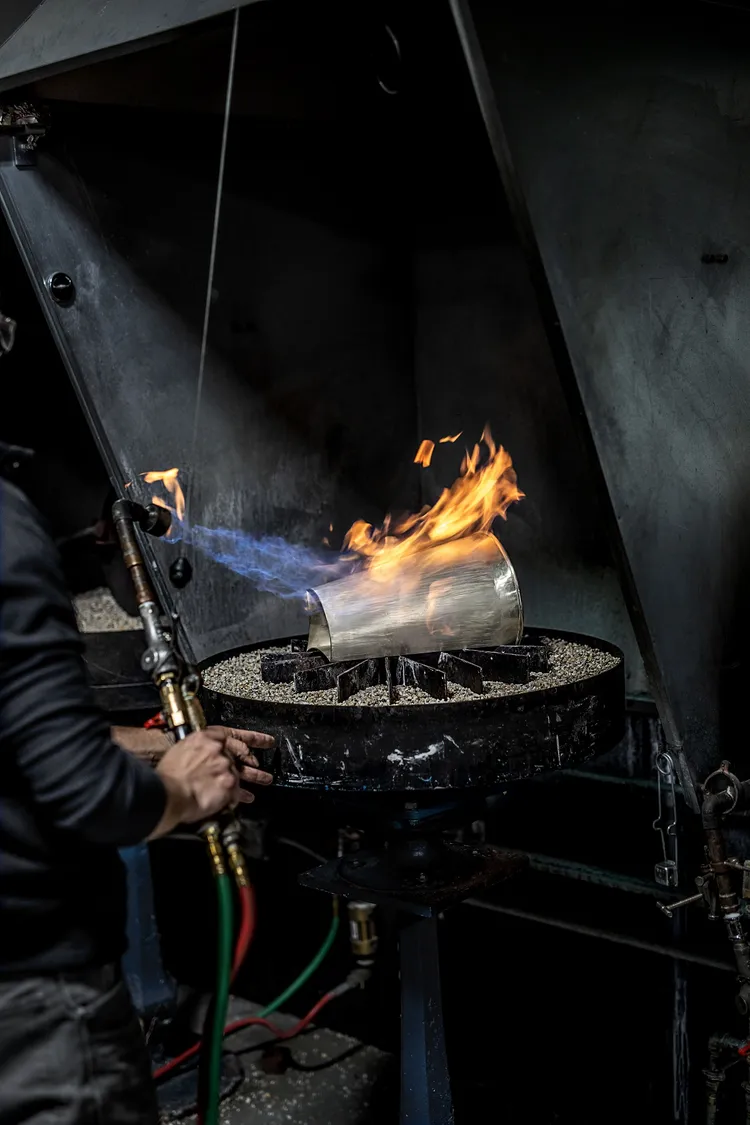 重達7磅的獎盃從銀器鍛造、手工雕刻到拋光，需花費4個月手工打造。品牌提供