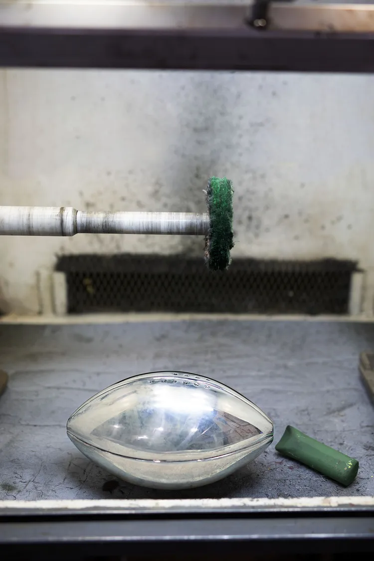 該獎盃最大特色為其上有一顆與實體大小相同的美式足球