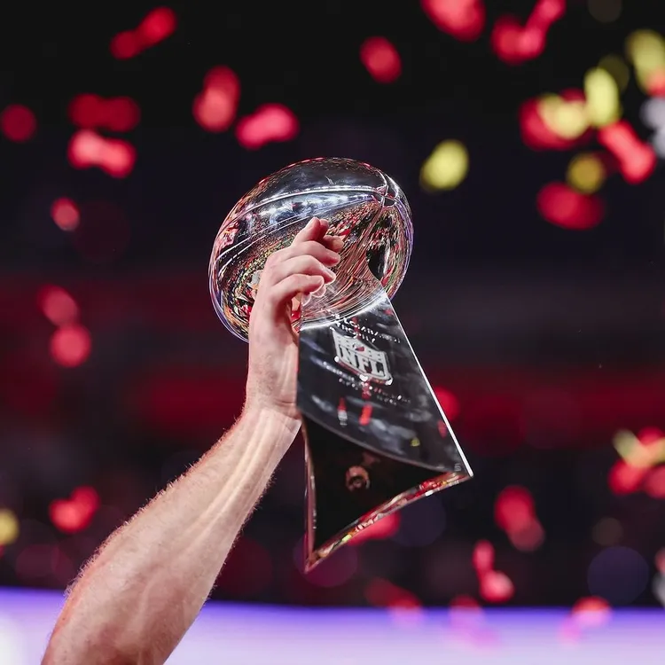 超級盃標誌的Vince Lombardi冠軍獎盃由Tiffany所打造。翻攝chiefs IG