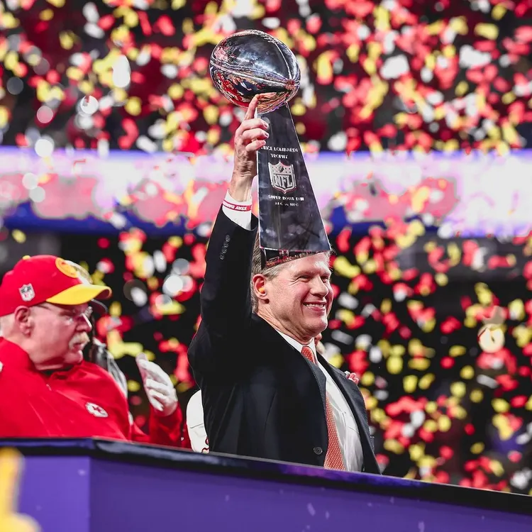 超級盃標誌的Vince Lombardi冠軍獎盃由Tiffany所打造。翻攝chiefs IG