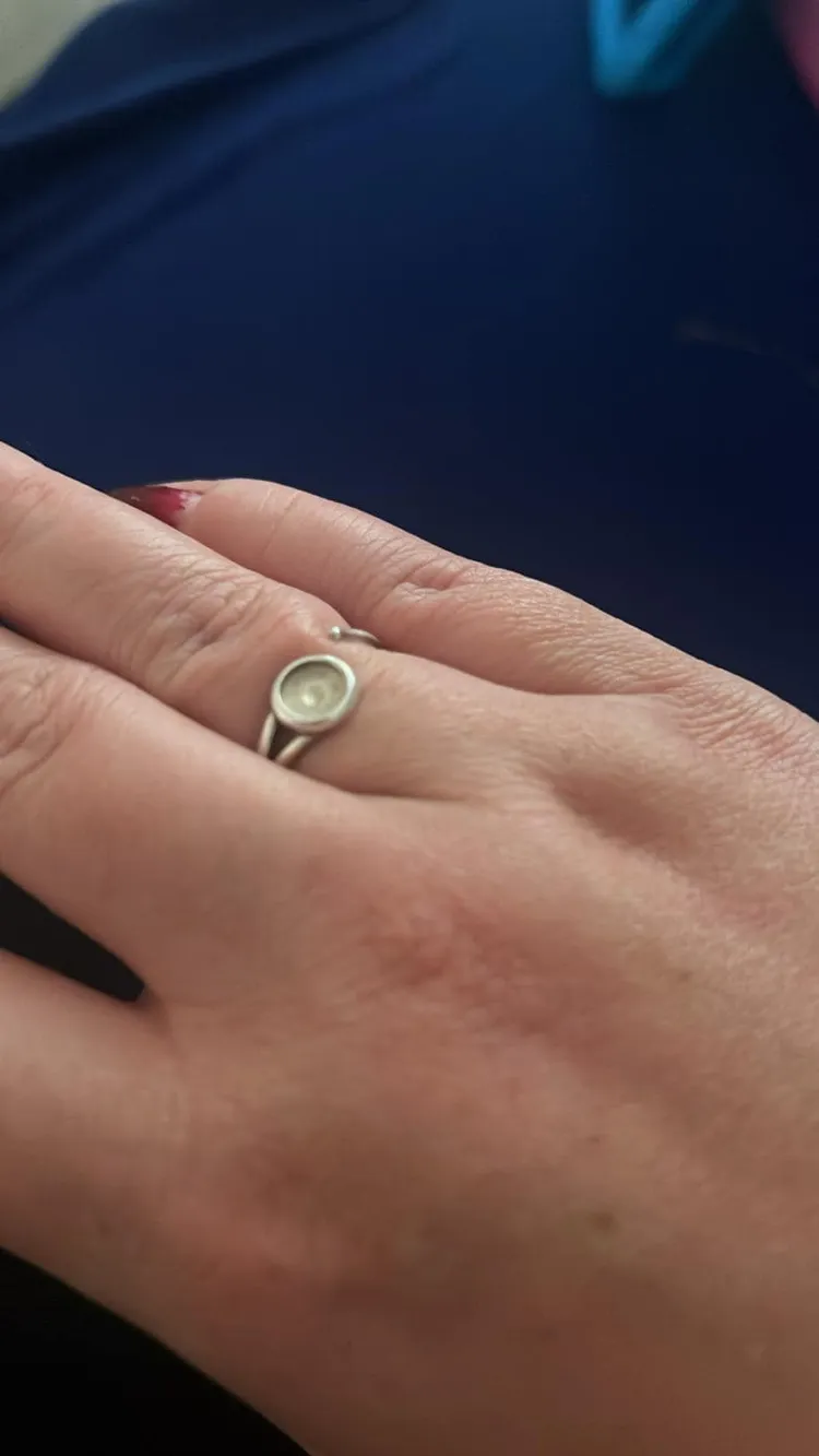 戒指上以祖父骨灰製成的寶石不慎掉落遺失，外籍女發文協尋。翻攝臉書「南投人聊天室2.0」