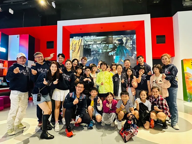 《看到靈魂的那隻眼 師公》導演及演員一起搭飛機前往澎湖。鳳凰藝能提供