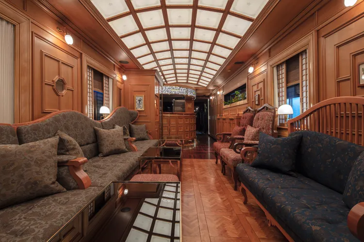 本次Lexus特別包下整部列車，規劃專屬的行程，在列車穿越多變風光的同時，車主將親身品味由九州名廚嚴選當地食材烹製的美饌。業者提供