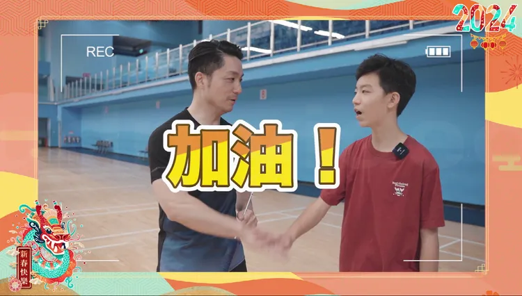 蔣萬安跟大兒子蔣得立組隊挑戰全中運羽球選手。台北市政府提供