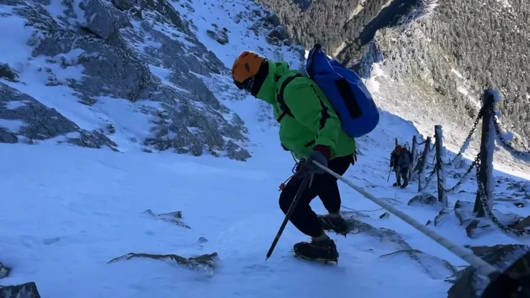 救援人員拉著繩索，一步一步小心翼翼下切至事故地點。南投縣消防局提供