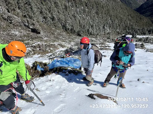 救援畫面曝光！男領隊墜玉山300米深谷亡　空勤直升機加入搶救