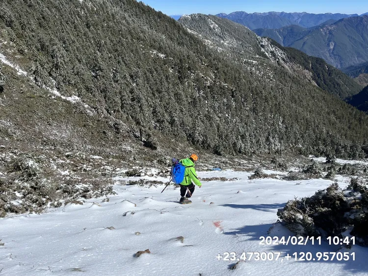 現場一片冰天雪地。南投縣消防局提供