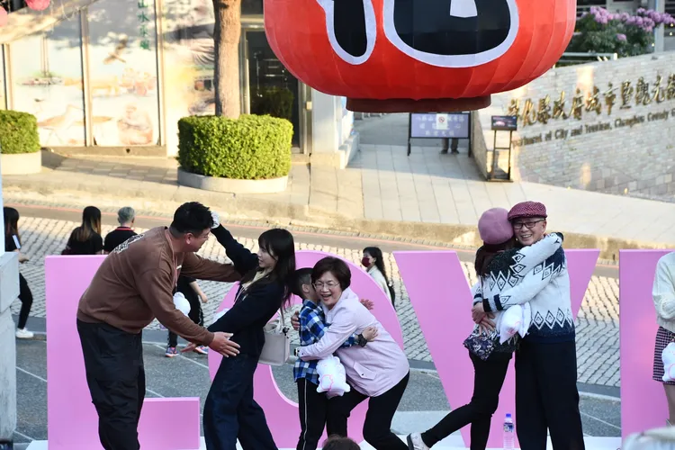 彰化縣長王惠美也與小朋友玩「愛的抱抱」。縣府提供