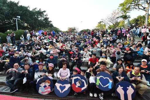 打破八卦山「分手魔咒」　情人節520對情侶大佛旁齊喊「我愛你」