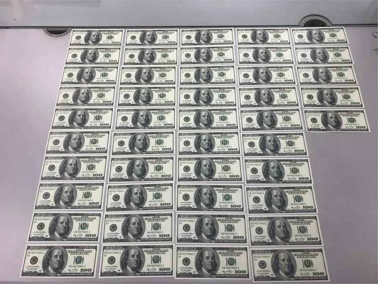 李男所使用的假鈔。翻攝畫面