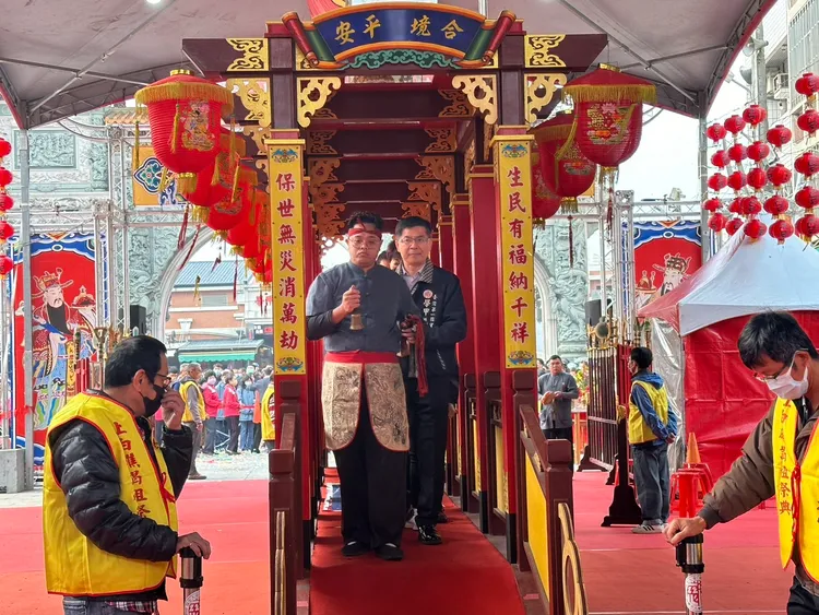 來慈濟宮過七星平安橋消災解厄，還能領取金幣跟摸彩券。廟方提供