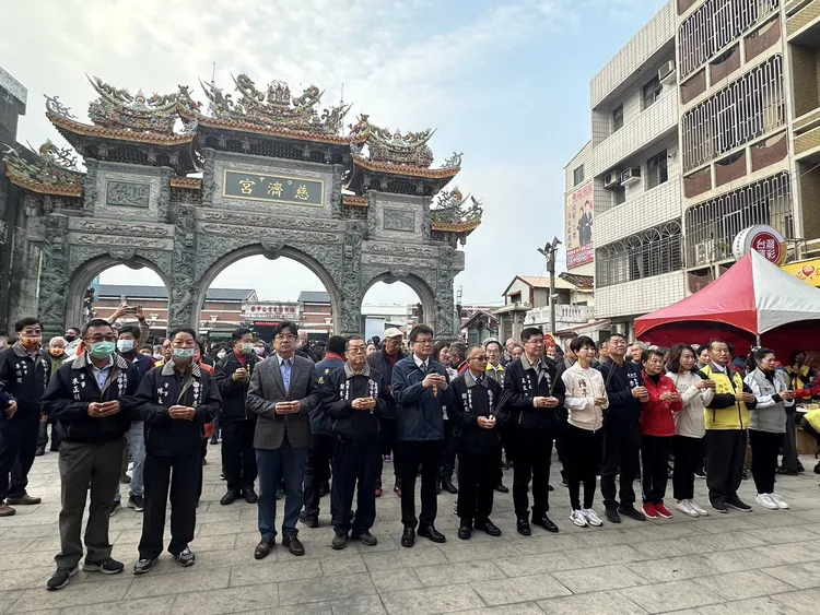 眾人參拜祈求國泰民安。廟方提供