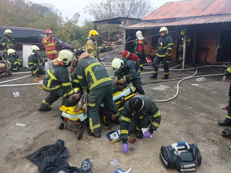 新豐鄉三合院火警，一對夫婦送醫不治。新竹縣消防局提供