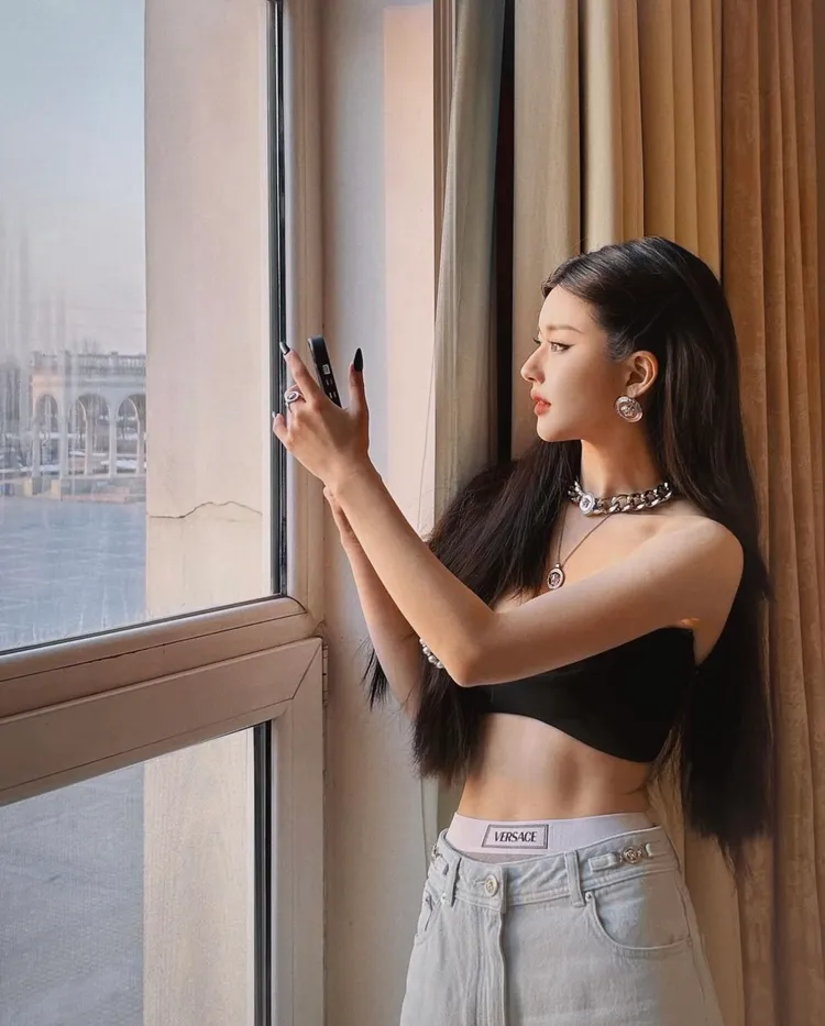 趙露思秀出水蛇腰以及天鵝頸。翻攝趙露思IG