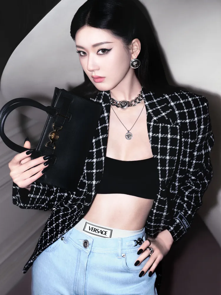 趙露思性感單穿Bra Top還露出內搭褲頭。品牌提供