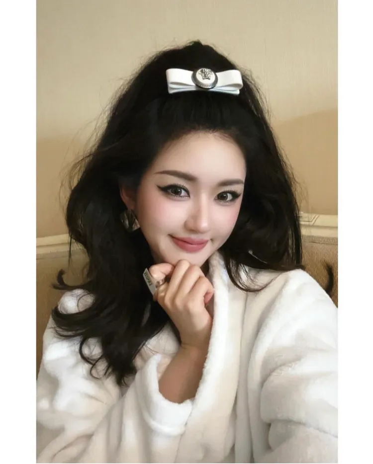 暗風小公主風還是可以露出甜美笑容。翻攝趙露思IG