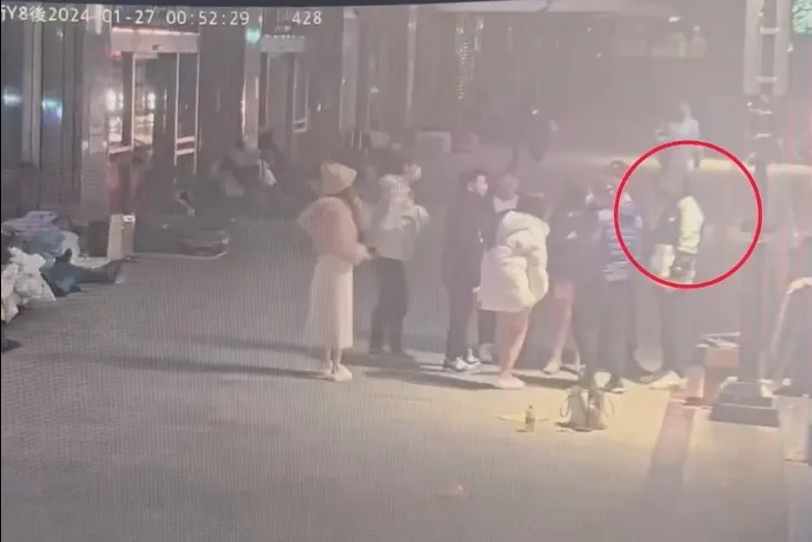 監視器拍下該名男子也在其中。翻攝畫面