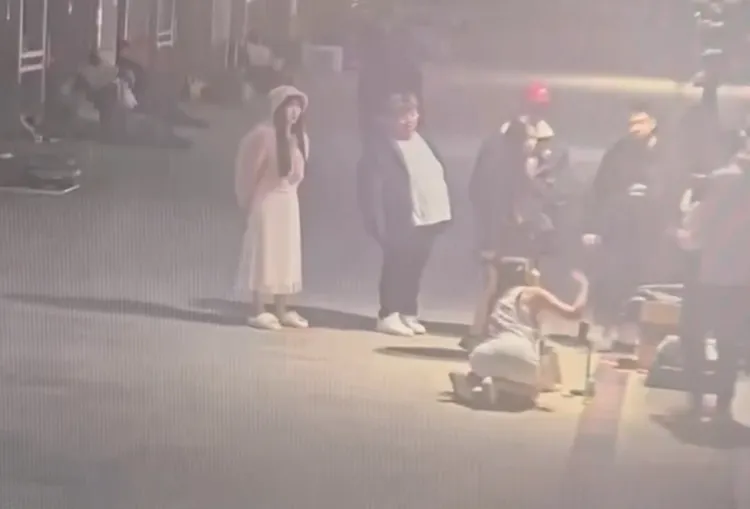 監視器角度發現玲奈Lena直播時身邊圍繞友人。翻攝畫面