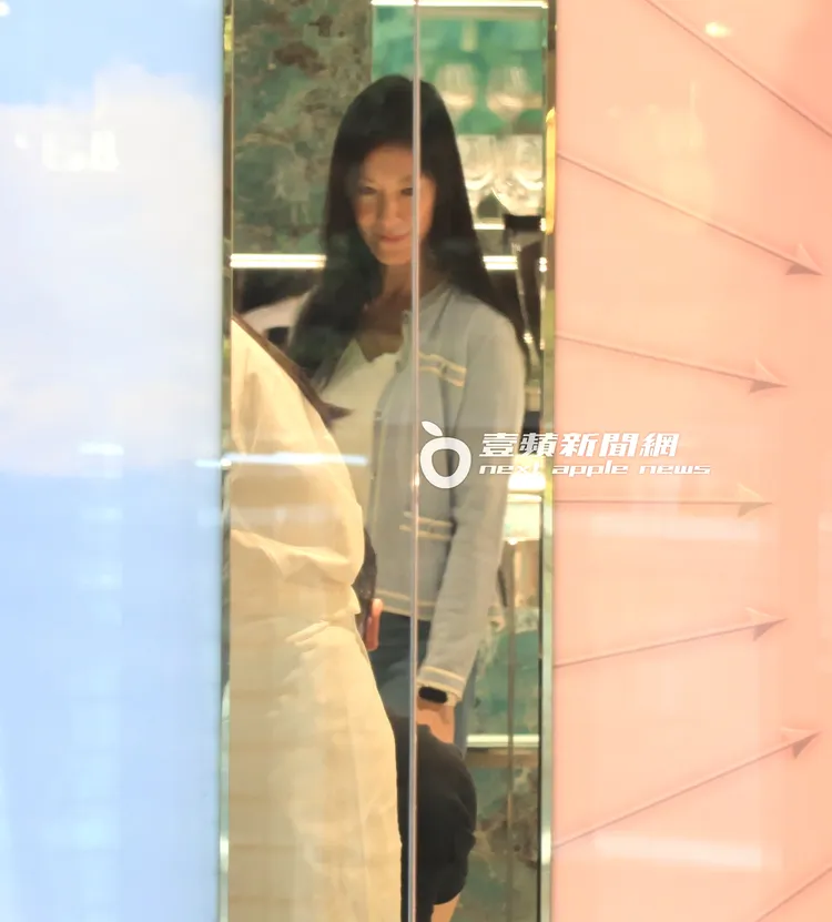 林熙蕾在Tiffany單拍美照。特勤中心攝