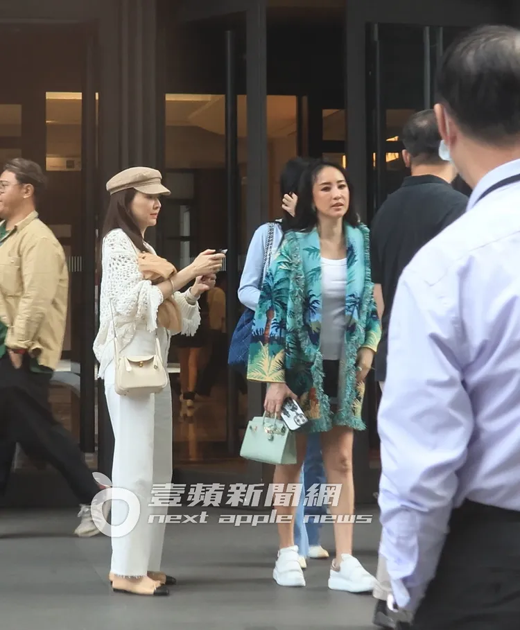 蔡依倫（左起）、林熙蕾、關穎在新光三越門口道別。特勤中心攝
