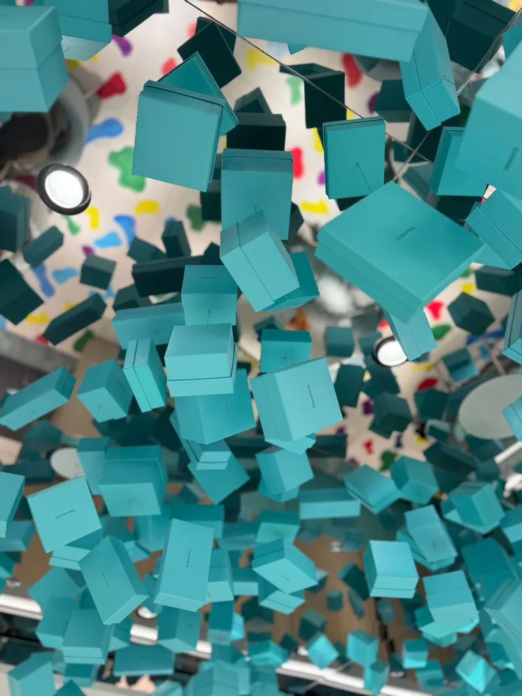 吸引林熙蕾和關穎拍攝的Tiffany藍盒子裝置藝術。